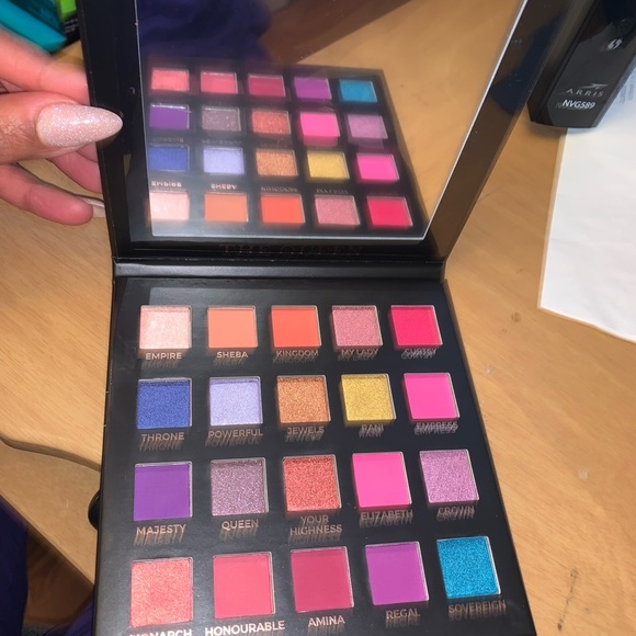 THE QUEEN EYE SHADOW PALETTE - Picture 3 of 10